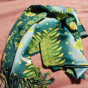 Super snygga halsduk med hippie mönster. Inte används ofta. Tillverkad ur kashmir. Har köpt av en vännina i Indien.