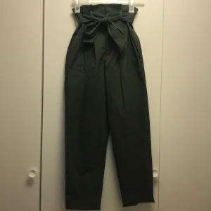 Militär gröna kostymbyxor  - Super fina kostymbyxor. Helt nya aldrig andvänt, väldigt bra skick👌🏼