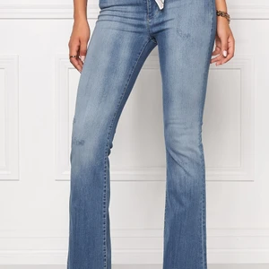 Odd molly jeans - Odd Molly bootcut-jeans i storlek S. Jag har klippt dom så att dom är liite långa på mig som är 1,65. Ser ut som dom på första bilden fast utan slitningar. Enbart använda ett fåtal gånger då modellen inte riktigt passar mig. 120kr, köparen står för frakt🥰