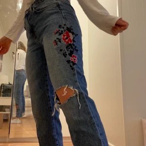 Jeans med hål och blommor - Säljer mina fina jeans med hål på ena knät samt blombroderi!💕 i mycket bra skick och storlek 38! 160kr+frakt💕😋