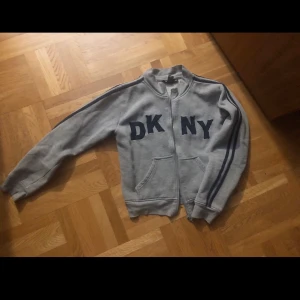 Äkta DKNY kofta!  - Jag säljer min fina kofta från DKNY storlek small 