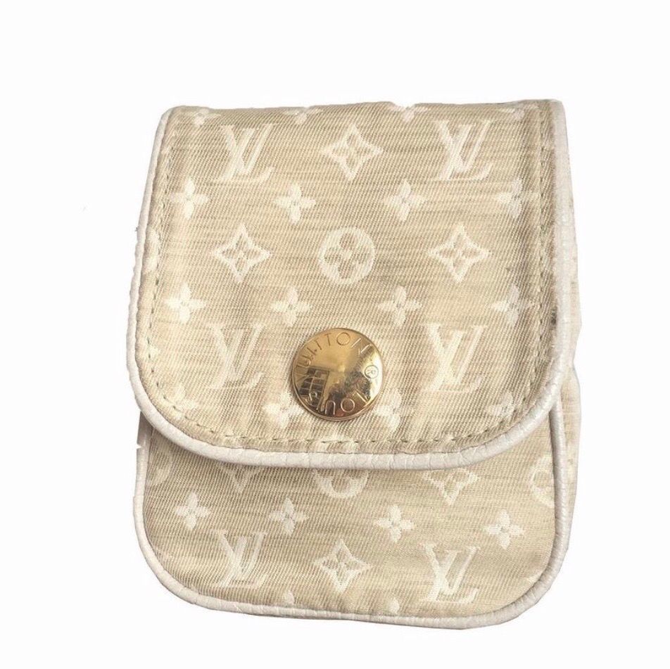 Louis Vuitton Cancun Crossbody Purse  Condition: Previously owned, unless otherwise stated.  Size: 3.7 x 4.5 x 1 inches  Shoulder Strap Drop: 24.4 inches  Dust bag:  included . Väskor.