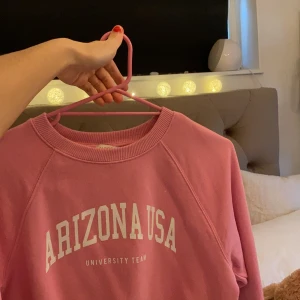 croppad tröja - Säljer denna as cola rosa fina tröjan!💘💗Den har bara stått i min garderob utan andvändning!!Skulle vilja säga att tröjan är både XS men Passar även S lika bra, har en perfekt passform 💘Tröjan är köpt på Pull and bear, köpt för 300kr, eftersom den aldrig är andvänd och köpt i sommras, och helt slutsåld kan jag tänka mig sälja den 250kr+ frakt!💘Vid intresse skriv till mog privat, vid flera intressen buda i komentarerna💖💖