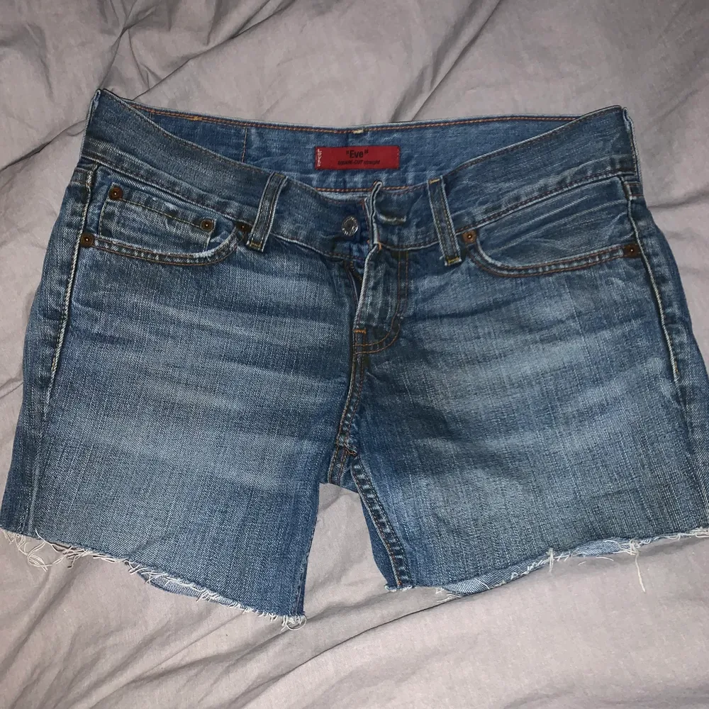 Levis jeans shorts, Square-cut straight ”Eve”. W28 L36. Aldrig använda ❤️. Shorts.