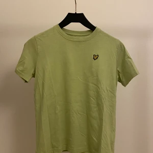 Lyle&scott  - Grön lyle&scott tröja som jag köpte från miinto för 645kr och säljer för 170kr. har alldrig använt den för att den var för liten. Köparen står för frakt!❤️😃