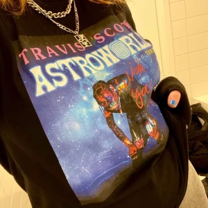 TRAVIS SCOTT T-SHIRT - TRAVIS SCOTT T-SHIRT. ”Wish u were here ” Storleken är XL men passar bra på mig som har M, den sitter lite löst och inte för tajt. Men passar också L och mindre. Fler bilder kan skickas vid förfrågan. 