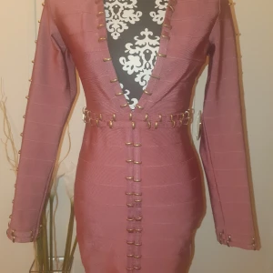 Fashionnova klänning  - Bandage klänning storlek M från fashionnova 💕 den är verkligen så fin men använder inte den 😔 den är I färgen Mauve och är helt ny endast testad