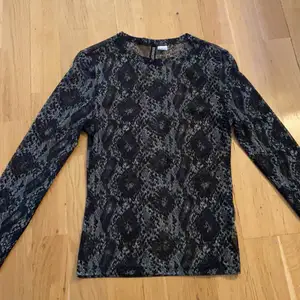 Mesh tröja med snakeprint! Nästan aldrig använd, passar även S 🥰