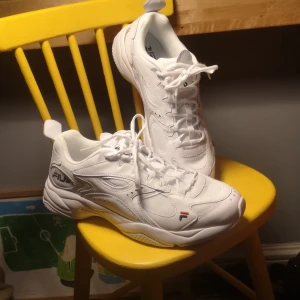 Fila skor storlek 41 - Oanvända fila sneakers säljes i nyskick då jag råkat köpa fel storlek... Skorna är i storlek 41 och kan lämnas i Stockholmsområdet eller skickas mot fraktkostnad. 