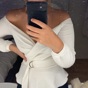 Vit tröja med bälte guld - Säljer mina fina vita offshoulder tröja med välde i guld detaljer från boohoo, tröjan är i xs och modellen ger en fett fin form, använd Max 10 gånger, har även sytt om den så att ”kjol” delen längst ner inte är så stor eftersom jag tyckte att den va för bredd när jag köpte den