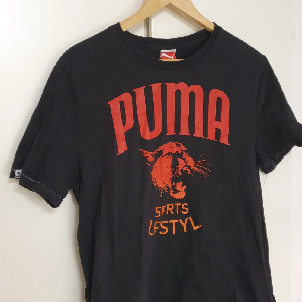Tshirt, lite sliten, från Puma i strl L.. T-shirts.