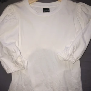 Vit tshirt  - Ny t-shirt med ballong ärmar och öppen rygg! Sitter snyggt kring midjan! 30kr plus frakt 