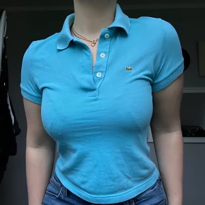 Lacoste Piké - Lacoste Pikétröja i jättefin blå färg! Storlek 36 men jag kan ha den och jag brukar ha 38/40. 200 kr eller bud, frakten ingår!💕 Kan mötas upp i Visby!