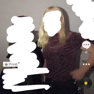 Skitfin glittrig topp🤍🤍🤍 - Köpte tröjan för lite mer än 1 år sedan till en gala, och inte använt mer än 2 gånger. Det är barnstorlekar men passar både XS och S❤️💗