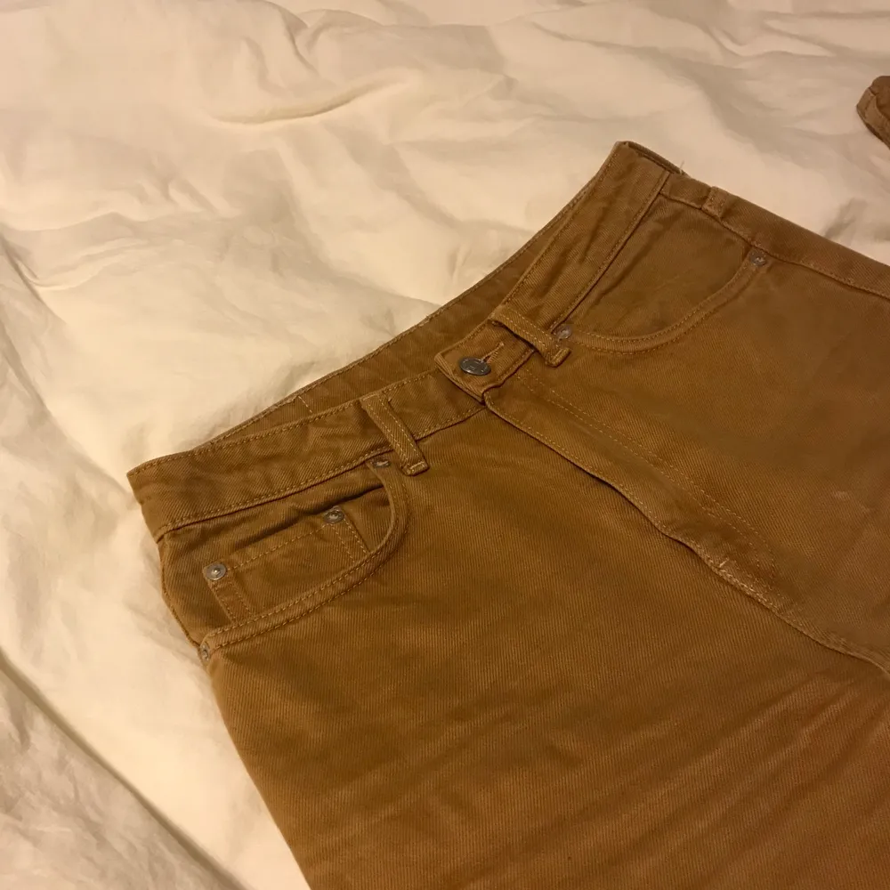 Bruna Row Jeans från Weekday, W27 L32. Använda fåtal gånger! Fint skick, och även tvättade innan jag skickar dom! Bara till att kontakta om ni har frågor💓köparen står för frakten.. Jeans & Byxor.