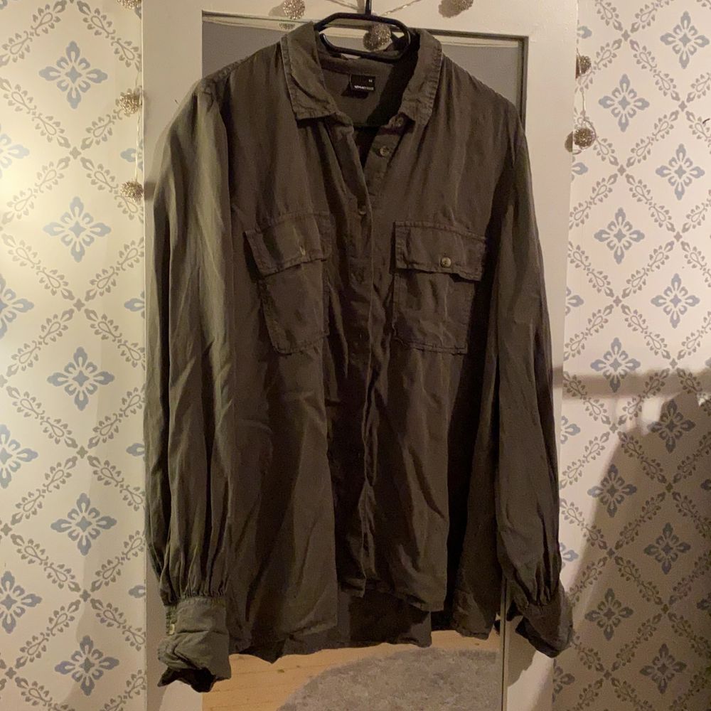 Oversized skjorta strl 44. Mörkgrön. Superskönt och tunt material, supersnygg att använda som jacka eller ”kofta” . Skjortor.