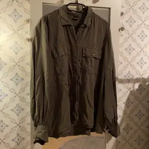 Oversized skjorta strl 44. Mörkgrön. Superskönt och tunt material, supersnygg att använda som jacka eller ”kofta” 