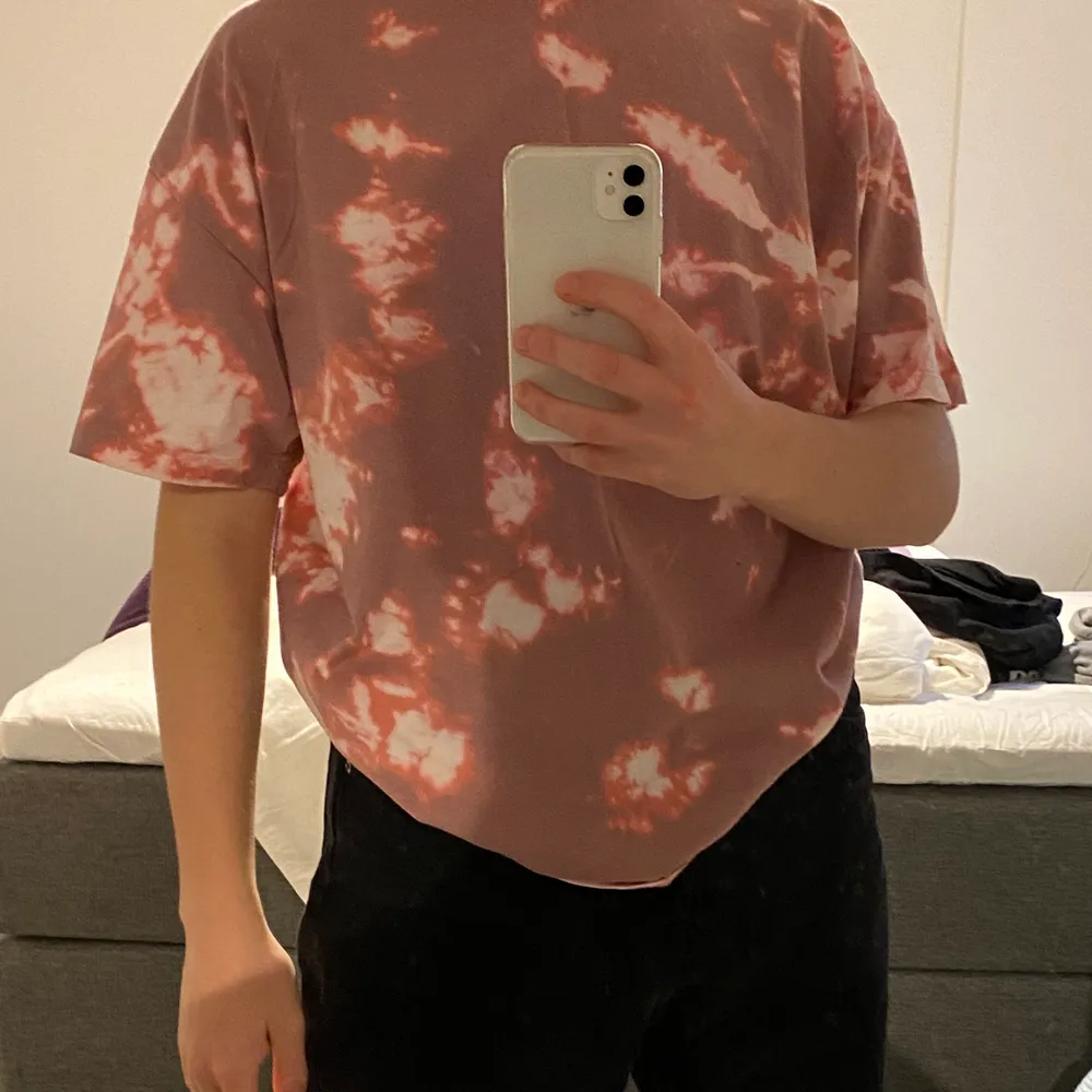 rosa oversized t-shirt som jag själva har tie dye*at. skit najs passform:). T-shirts.