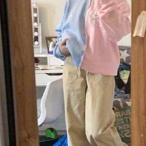 Nike Sweatshirt  - Säljer denna as coola Nike sweatshirt. Bara använd en gång!☺️ Köoye den för 1000kr säljer den för 350kr eftersom att det inte riktigt är min stil och den tar bara upp plats❤️  ÖPPEN FÖR BYTEN