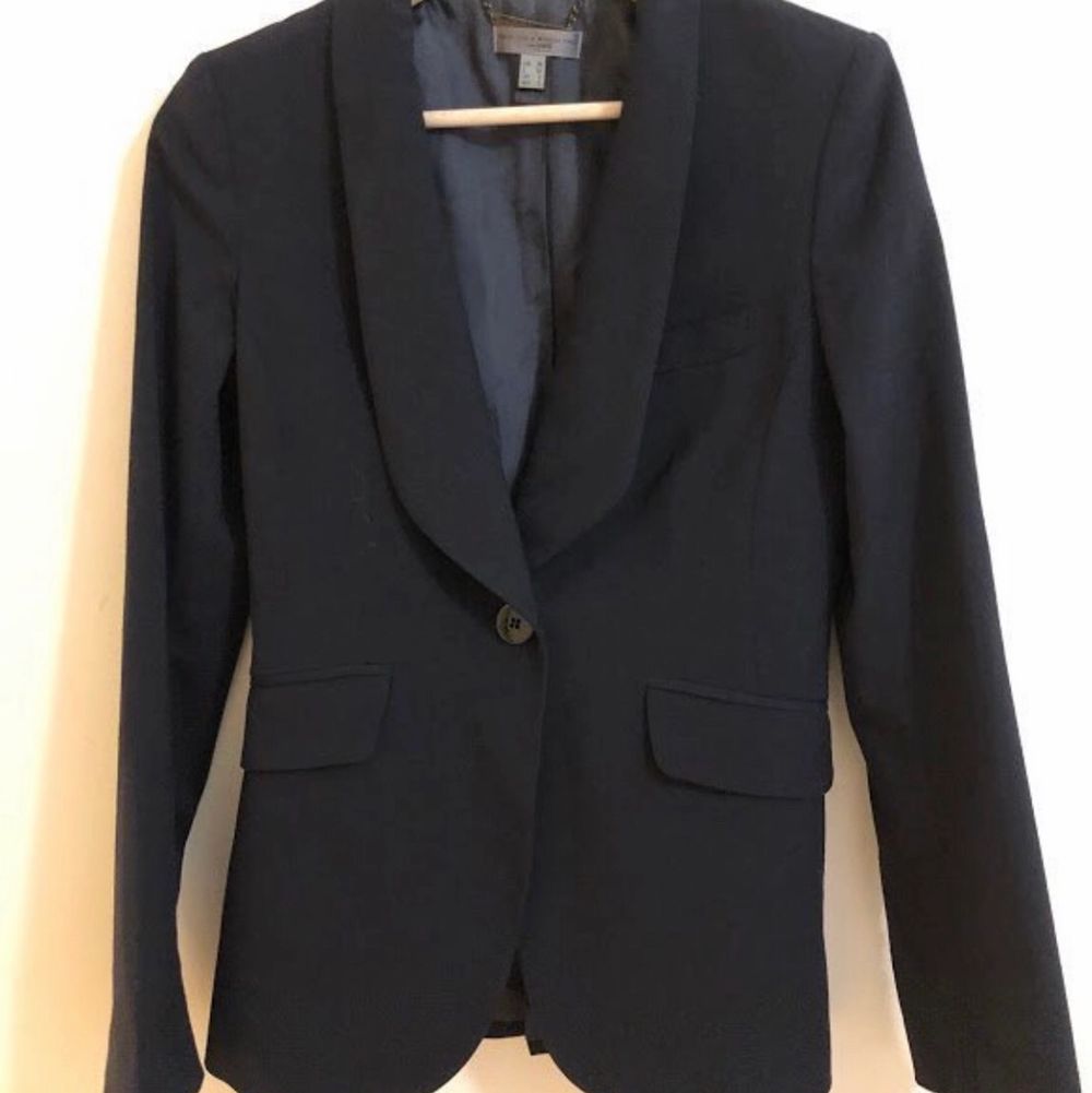 Mango famous collaboration with Penelope Cruz. Dark blue wool blazer in size 38. Pick up available in Kungsholmen. Please check out my other items! :). Kostymer.