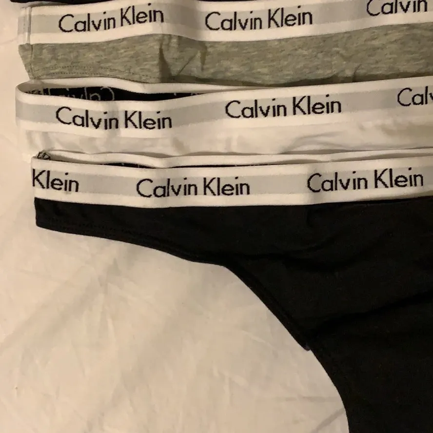 Säljer Calvin Klein trosor då jag inte använder dom och antagligen inte kommer göra. Säljer de för 100 kr styck eller 300 för alla! Strl M. . Övrigt.