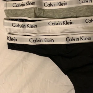 Calvin klein oanvända stringtrosor M - Säljer Calvin Klein trosor då jag inte använder dom och antagligen inte kommer göra. Säljer de för 100 kr styck eller 300 för alla! Strl M. 
