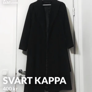 Svart kappa - Svart kappa i storlek S, säljer pga den inte kommer till användning.   Väldigt tjockt material så passar perfekt för de kalla tiderna nu!   Ifrån Pink Lady  ops endast swish🥰