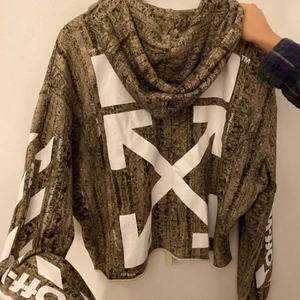 Hoodie ifrån off-white - Hoodie ifrån off-white, orginalkvitto finns. sparsamt använd. ifrån deras nyaste kollektion.  Köpt för 8400kr ifrån Farfetch. kom med egna bud!