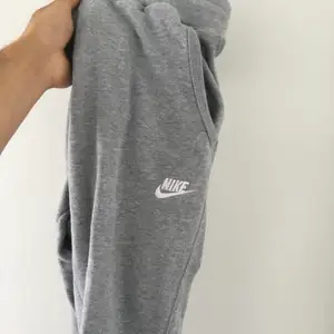 Grå byxor ifrån Nike! Men size S men passar föer storlekar