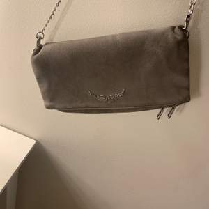 Säljer min gråa Zadig väska i suede. Köpt på Zadig affären i Stockholm. Köptes för cirka 3000 kr. Köpare står för frakten
