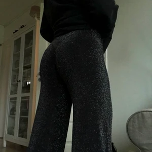 Glittriga byxor - Säljer dessa glittriga byxor, materialet är väldigt strechigt! Storlek XS men passar många storlekar då dem är väldigt stetxhiga (passar mig som bär M). Dem är lite kortare i modellen, typ 3/4 skulle jag nog säga men det beror på hur lång man är. Frakt tillkommer