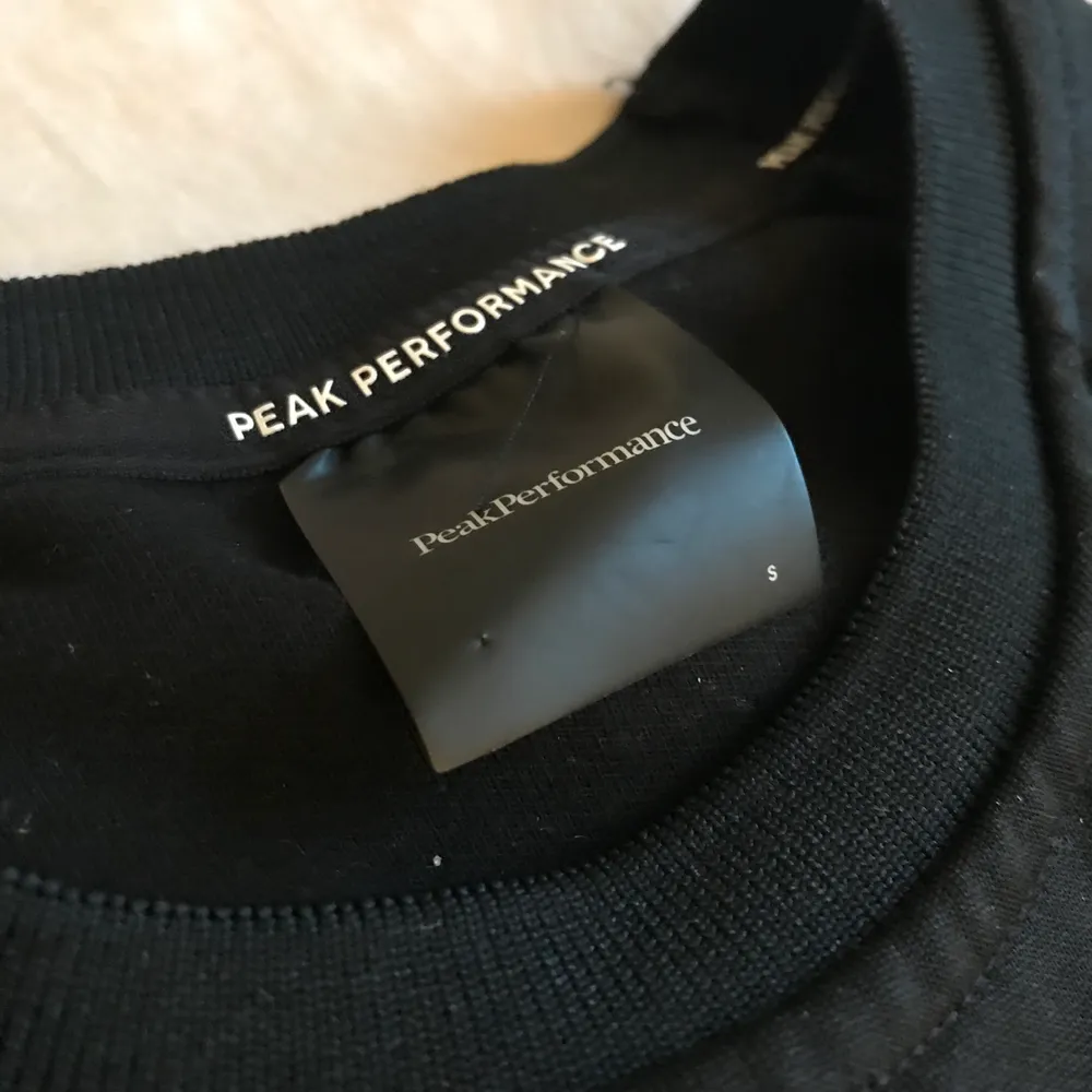 Säljer denna superfina peak performance tröja! Säljer även matchande byxor (separat anons på min sida)🙌🏻 superfint skick, sparsamt använt✨150kr+ frakt ( pris går att diskuteras) . Toppar.