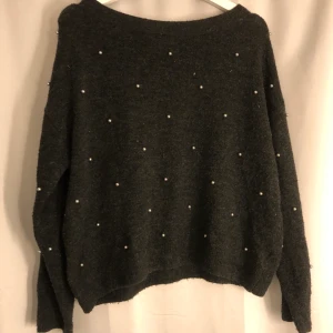 stickad tröja - säljer denna supergulliga stickade tröjan pågrund av att den inte kommer till andvändning! super skön. köparen står för frakten🥰