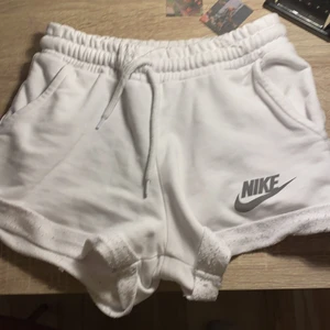 Vita  shorts  -  De kan vara lite tajta men dom är sköna. Frakt 10kr