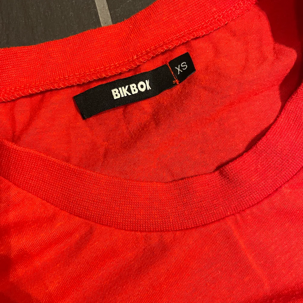En röd fin tröja från bikbok❤️ används inte därför säljer jag den. Pris kan alltid diskuteras.. T-shirts.