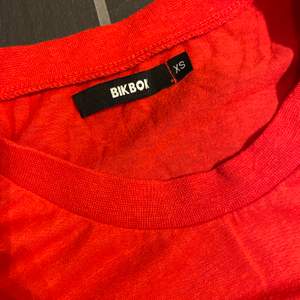 En röd fin tröja från bikbok❤️ används inte därför säljer jag den. Pris kan alltid diskuteras.