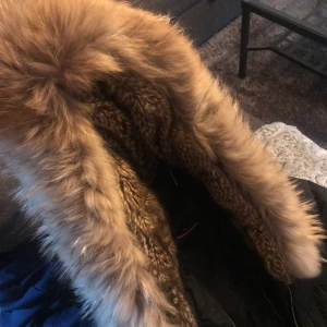 Hollies Jacka knappt använd  - Den är lång och väldigt varm då den var två kedjor som man kan knäppa. Luvan är stor och har även päls inifrån vilket gör de väldigt varmt om huvudet. 