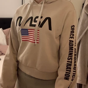 Hoodie - Beige hoodie med NASA märke