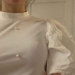 T-shirt men puffärm - Vit T-shirt med puffärm och pärlor på framsidan