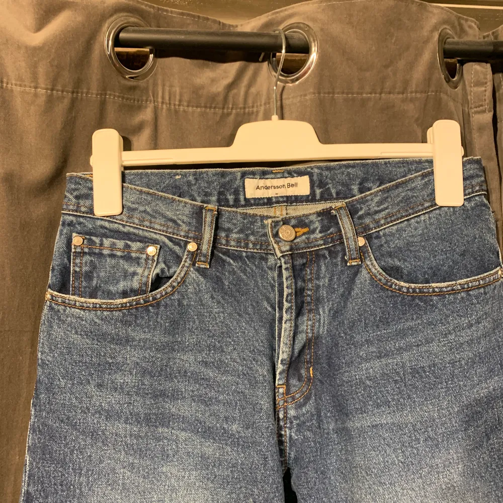 Köpte ett par jeans från koreanska märket Andersson Bell som är för stora för mig. Dem är helt nya. Modellen är rak.  . Jeans & Byxor.