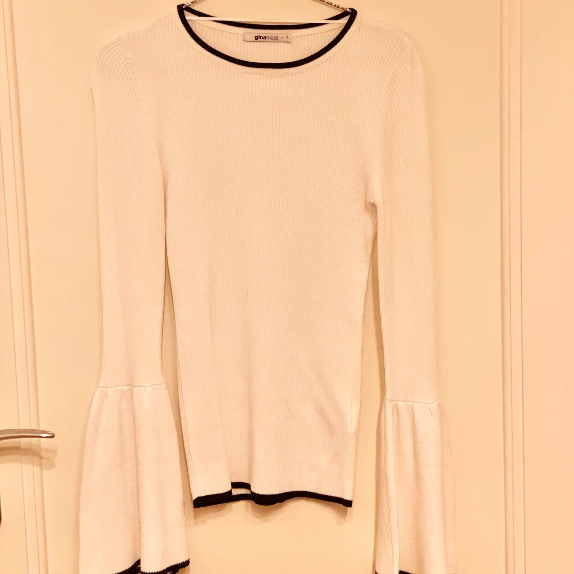 Vit tröja med utsvängda armar 