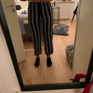 Randiga kostymbyxor  - Randiga kostymbyxor jacqueline de yong i storlek small 