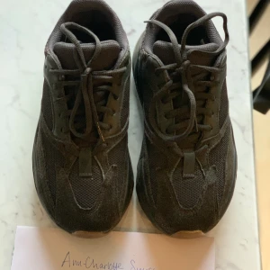 Yeezy 700 Utility Black - Strl 38, inköpta 2019. Digitaltkvitto finns. Kartong saknas efter inbrott i källarförrådet. 