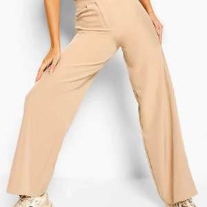 Byxor - En fin  kostymbyxa men Tyvärr den är  lång för mig som är 157cm.  passar någon som är 170+. bild 3 stod på tå, Har bara provat den en gång. Kom privat för fler bilder🥰