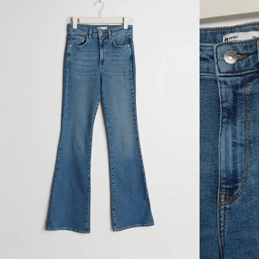 Säljer dessa snygga bootcut jeans från Gina tricot,som jag tyvärr inte använder längre. I Storlek 38. Nypris 599kr och nu 275 kr,köparen står för frakten.. Jeans & Byxor.