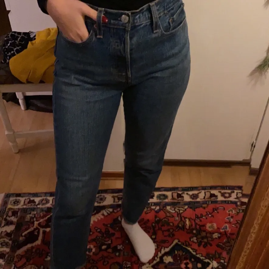Säljer mina Levis jeans i modellen 501. Använda en gång. Insydda i midjan så skulle säga att den passar en 27-28 . Jeans & Byxor.