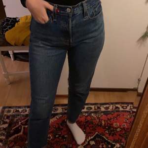 Säljer mina Levis jeans i modellen 501. Använda en gång. Insydda i midjan så skulle säga att den passar en 27-28 