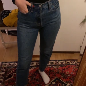 Levis 501 - Säljer mina Levis jeans i modellen 501. Använda en gång. Insydda i midjan så skulle säga att den passar en 27-28 