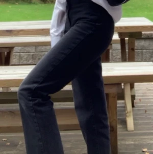Jeans NAKD  - Raw hem jeans från nakd, klippta för att de skulle passa mig som är 164. Jätte fint skick men blivit för små för mig 😫 så säljer nu eftersom de inte kommer till användning, skriv vid intresse eller frågor. Frakt tillkommer på 63kr spårbart , köpta för 500kr
