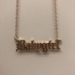 Jättecoolt halsband som det står ”Babygirl” på💕💕 dm vid intresse, pris går att diskuteras 💘
